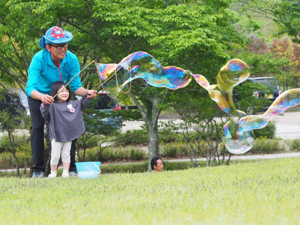 飛ばそう！ジャンボしゃぼん玉 | 三重県上野森林公園